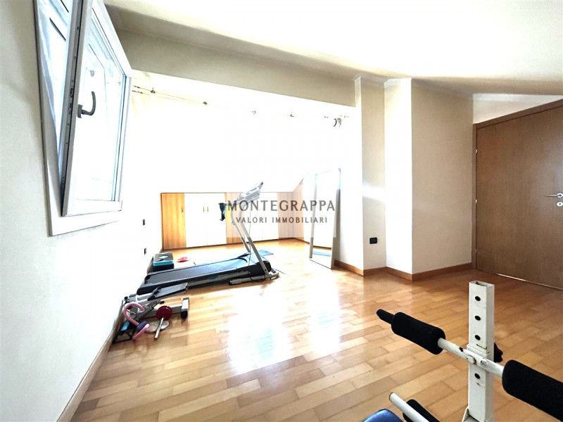 Proponiamo in vendita un appartamento su due livelli di circa 125 mq, situato al piano primo con ...