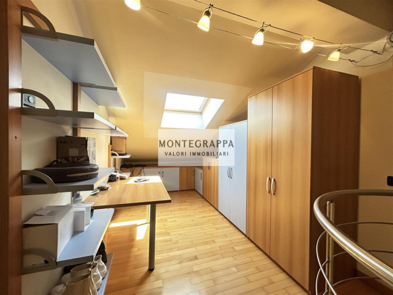 Proponiamo in vendita un appartamento su due livelli di circa 125 mq, situato al piano primo con ...