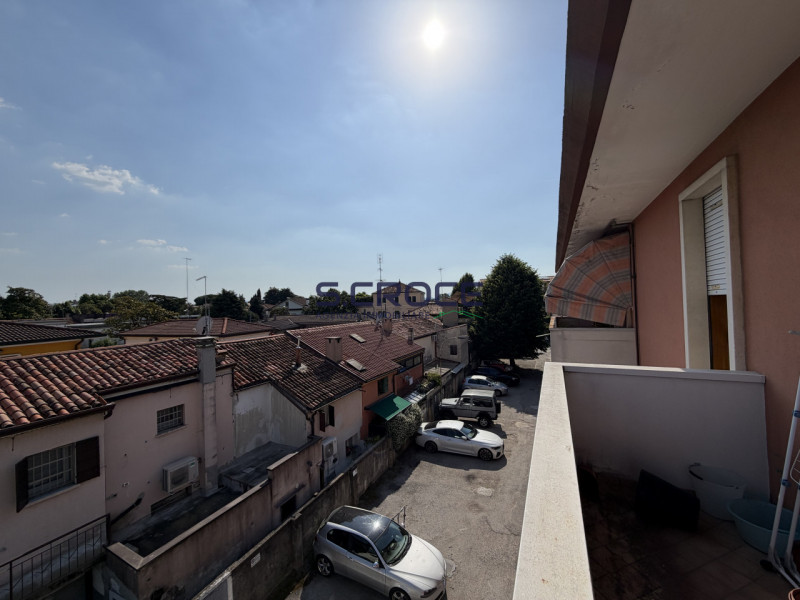 Nel cuore della Guizza, in una posizione strategica per la vicinanza immediata a Via Guizza, alla...