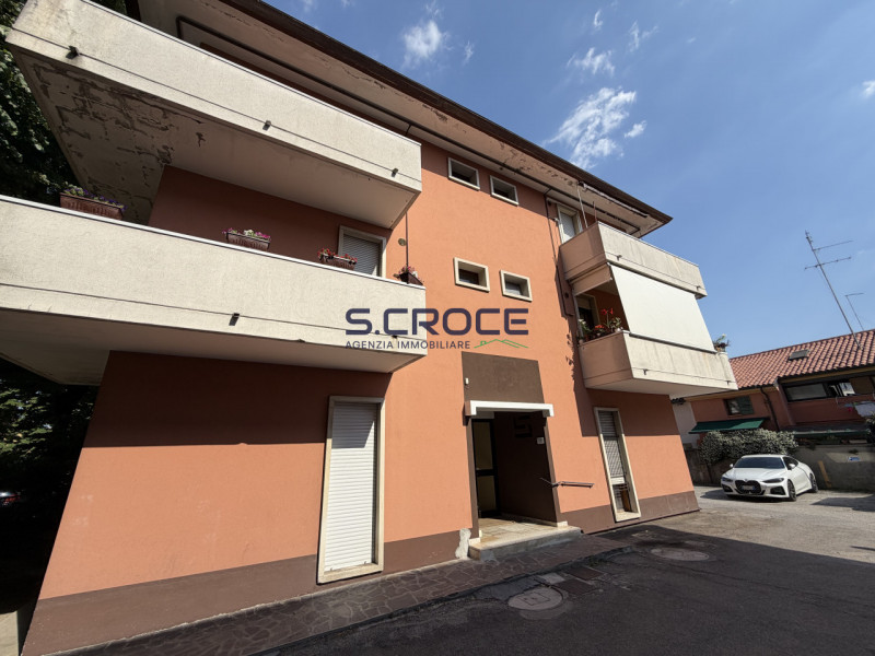 Nel cuore della Guizza, in una posizione strategica per la vicinanza immediata a Via Guizza, alla...