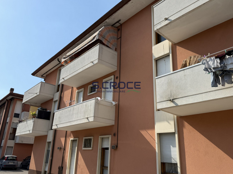 Nel cuore della Guizza, in una posizione strategica per la vicinanza immediata a Via Guizza, alla...
