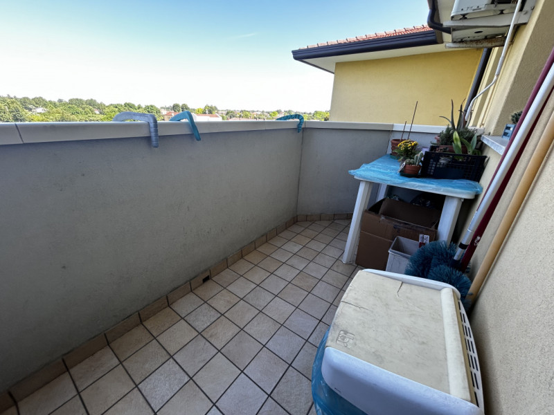 VILLATORA DI SAONARA – AMPIO APPARTAMENTO ALL'ULTIMO PIANO IMMERSO NEL VERDE 

In tranquilla zona...