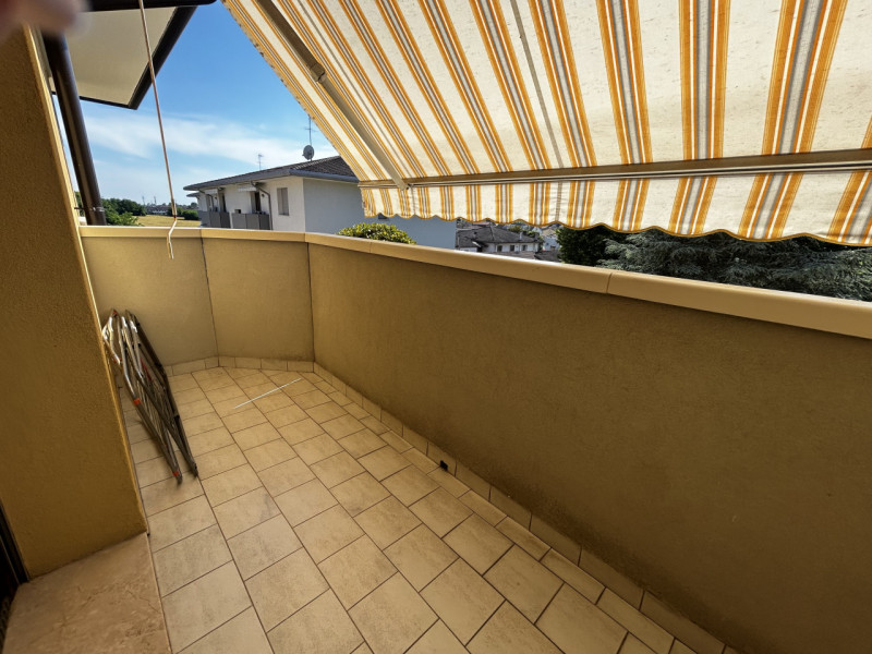 VILLATORA DI SAONARA – AMPIO APPARTAMENTO ALL'ULTIMO PIANO IMMERSO NEL VERDE 

In tranquilla zona...