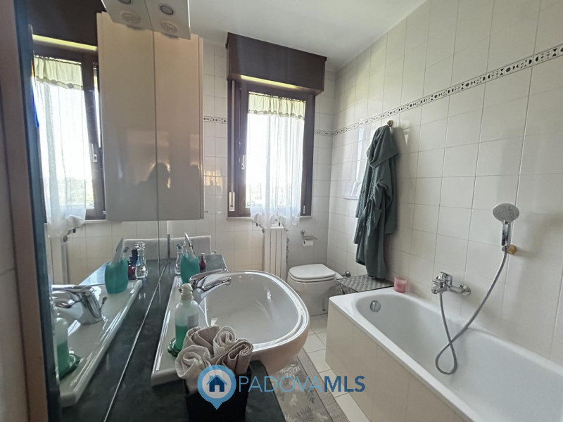 Immobile in esclusiva al Gruppo Padova MLS
VILLATORA DI SAONARA – AMPIO APPARTAMENTO ALL'ULTIMO P...