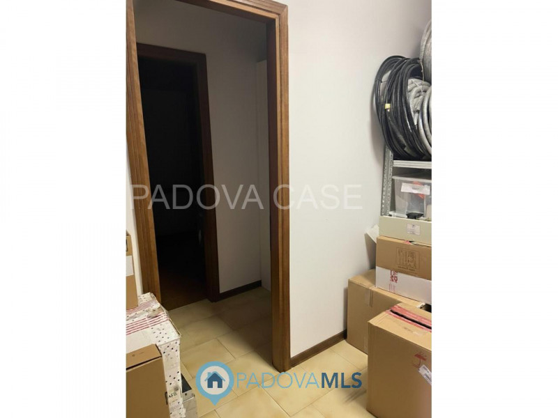 Immobile in esclusiva al Gruppo Padova MLS
Scopri un'opportunità unica nel cuore di Altichiero, u...