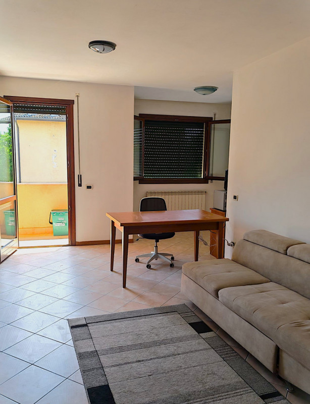 All'interno di un tranquillo quartiere residenziale, nelle immediate vicinanze del centro di Albe...