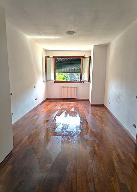 All'interno di un tranquillo quartiere residenziale, nelle immediate vicinanze del centro di Albe...