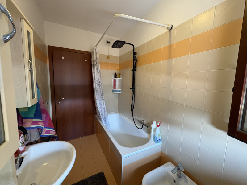 All'interno di un tranquillo quartiere residenziale, nelle immediate vicinanze del centro di Albe...