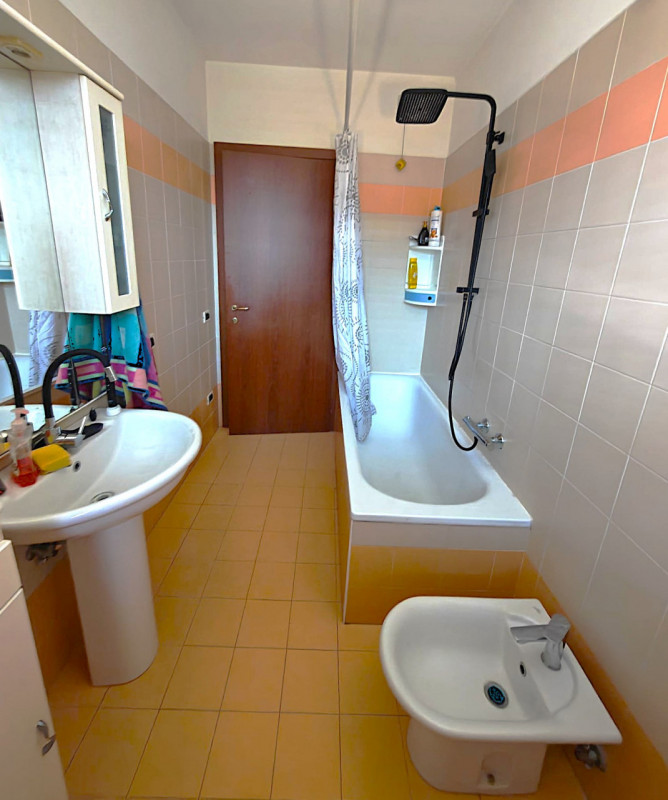 All'interno di un tranquillo quartiere residenziale, nelle immediate vicinanze del centro di Albe...