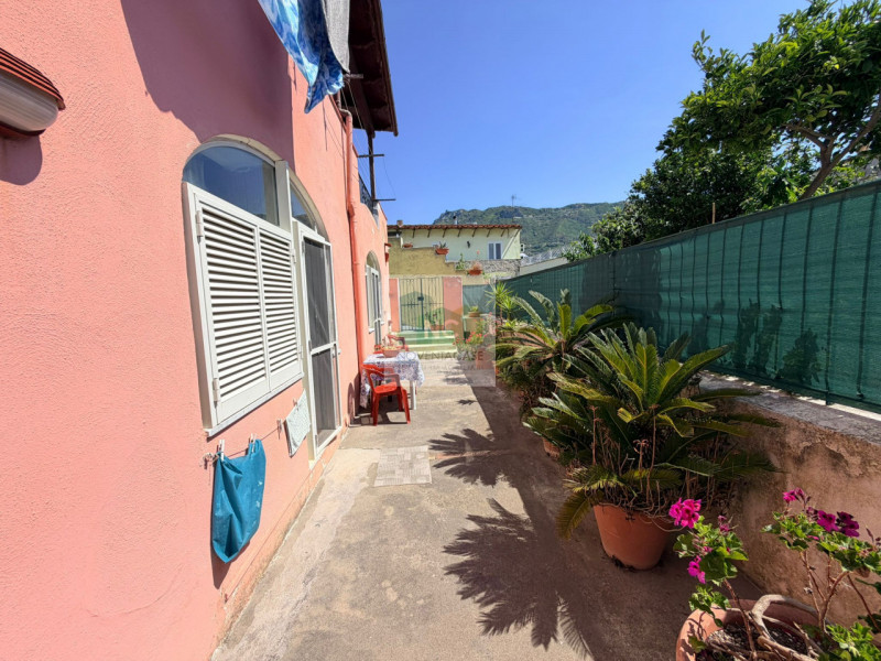 In una delle zone più affascinanti di Ischia, precisamente a Forio nella tranquilla e ricercata z...