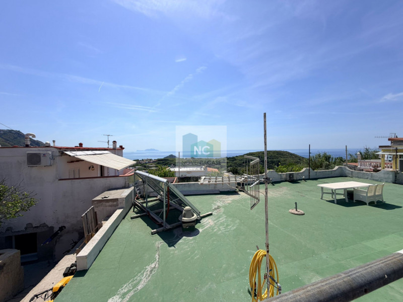 In una delle zone più affascinanti di Ischia, precisamente a Forio nella tranquilla e ricercata z...