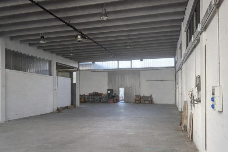 CALDOGNO: AFFITTASI PORZIONE DI CAPANNONE INDUSTRIALE SINGOLO di mq 850 circa H 5,50 sotto trave,...