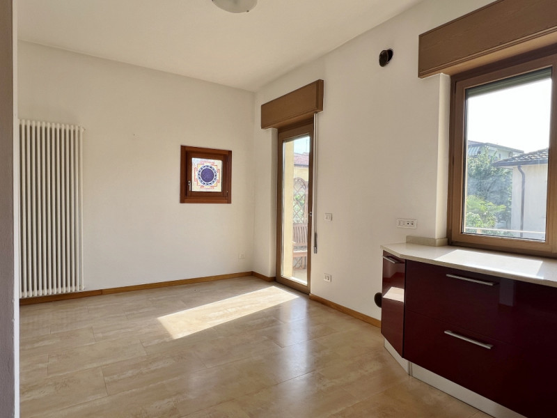 SPAZIOSA VILLETTA AFFIANCATA, COMPLETAMENTE INDIPENDENTE, IN VENDITA A VICENZA EST, CON GIARDINO ...