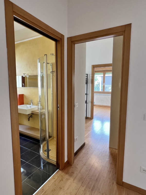 SPAZIOSA VILLETTA AFFIANCATA, COMPLETAMENTE INDIPENDENTE, IN VENDITA A VICENZA EST, CON GIARDINO ...