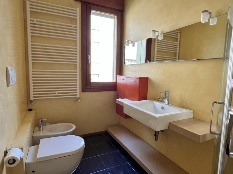 SPAZIOSA VILLETTA AFFIANCATA, COMPLETAMENTE INDIPENDENTE, IN VENDITA A VICENZA EST, CON GIARDINO ...
