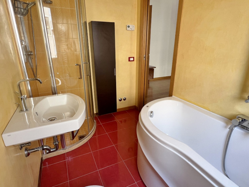 SPAZIOSA VILLETTA AFFIANCATA, COMPLETAMENTE INDIPENDENTE, IN VENDITA A VICENZA EST, CON GIARDINO ...