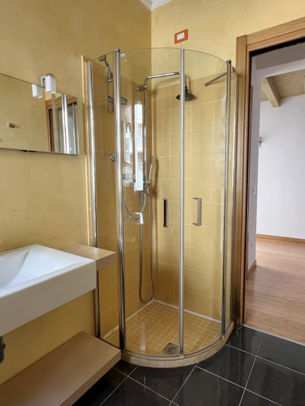 SPAZIOSA VILLETTA AFFIANCATA, COMPLETAMENTE INDIPENDENTE, IN VENDITA A VICENZA EST, CON GIARDINO ...