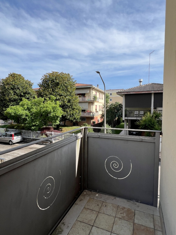 SPAZIOSA VILLETTA AFFIANCATA, COMPLETAMENTE INDIPENDENTE, IN VENDITA A VICENZA EST, CON GIARDINO ...