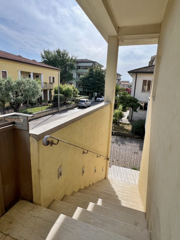 SPAZIOSA VILLETTA AFFIANCATA, COMPLETAMENTE INDIPENDENTE, IN VENDITA A VICENZA EST, CON GIARDINO ...