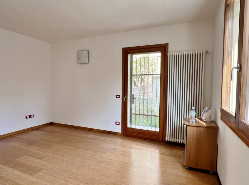 SPAZIOSA VILLETTA AFFIANCATA, COMPLETAMENTE INDIPENDENTE, IN VENDITA A VICENZA EST, CON GIARDINO ...