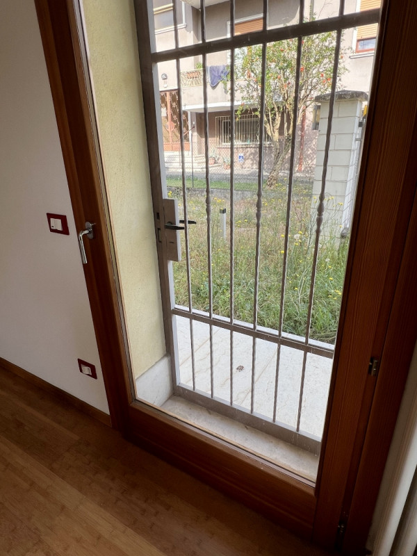 SPAZIOSA VILLETTA AFFIANCATA, COMPLETAMENTE INDIPENDENTE, IN VENDITA A VICENZA EST, CON GIARDINO ...