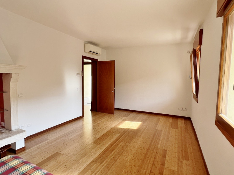 SPAZIOSA VILLETTA AFFIANCATA, COMPLETAMENTE INDIPENDENTE, IN VENDITA A VICENZA EST, CON GIARDINO ...