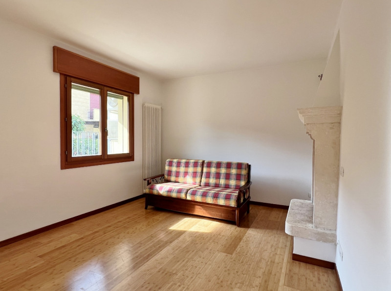 SPAZIOSA VILLETTA AFFIANCATA, COMPLETAMENTE INDIPENDENTE, IN VENDITA A VICENZA EST, CON GIARDINO ...