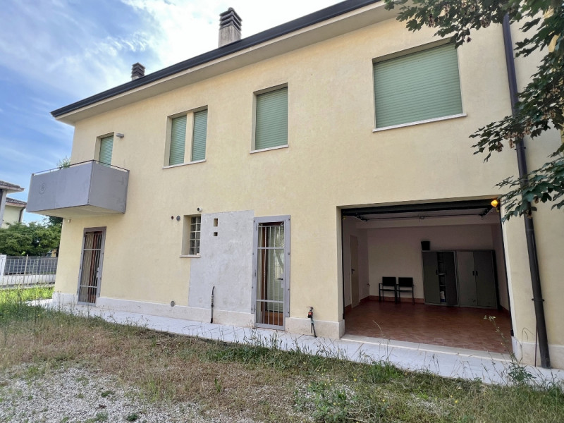 SPAZIOSA VILLETTA AFFIANCATA, COMPLETAMENTE INDIPENDENTE, IN VENDITA A VICENZA EST, CON GIARDINO ...