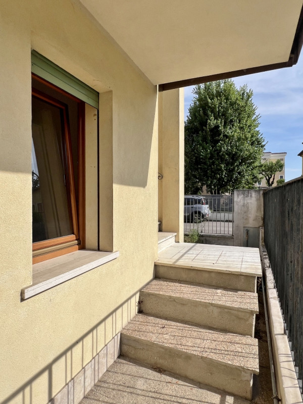 SPAZIOSA VILLETTA AFFIANCATA, COMPLETAMENTE INDIPENDENTE, IN VENDITA A VICENZA EST, CON GIARDINO ...