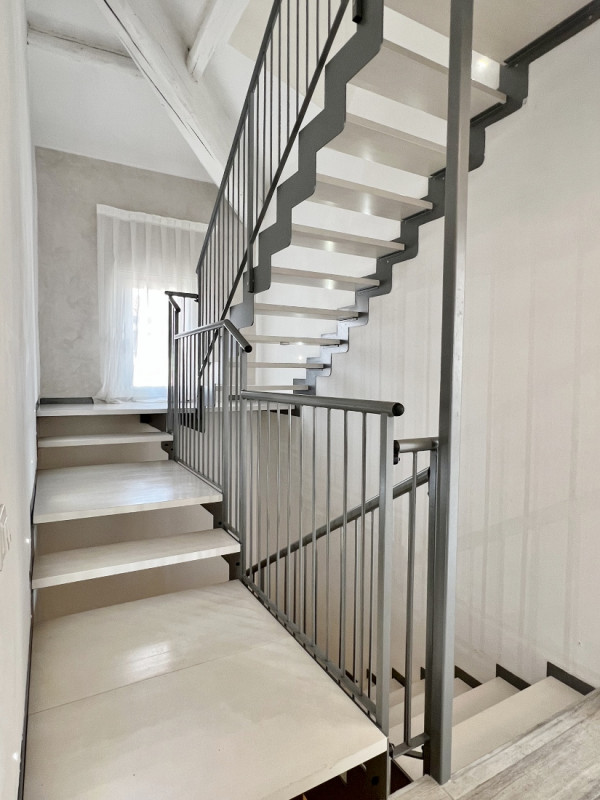 QUADRICAMERE ULTIMO PIANO CON INGRESSO INDIPENDENTE E CORTE ESCLUSIVA IN VENDITA A VICENZA VERSAN...