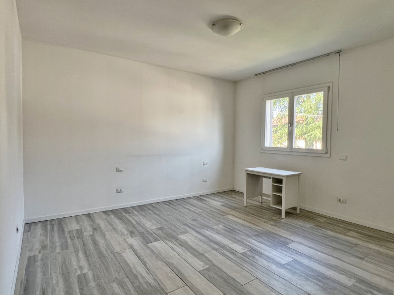 QUADRICAMERE ULTIMO PIANO CON INGRESSO INDIPENDENTE E CORTE ESCLUSIVA IN VENDITA A VICENZA VERSAN...