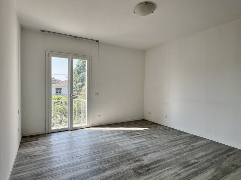 QUADRICAMERE ULTIMO PIANO CON INGRESSO INDIPENDENTE E CORTE ESCLUSIVA IN VENDITA A VICENZA VERSAN...