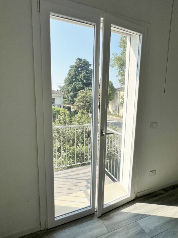 QUADRICAMERE ULTIMO PIANO CON INGRESSO INDIPENDENTE E CORTE ESCLUSIVA IN VENDITA A VICENZA VERSAN...