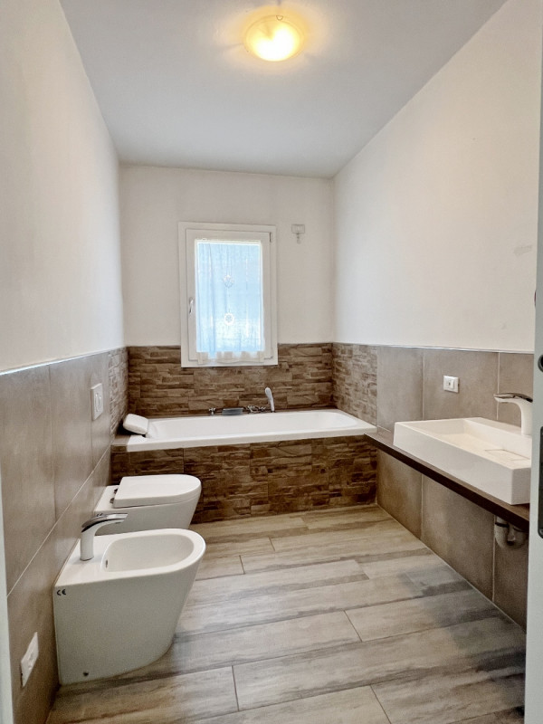 QUADRICAMERE ULTIMO PIANO CON INGRESSO INDIPENDENTE E CORTE ESCLUSIVA IN VENDITA A VICENZA VERSAN...