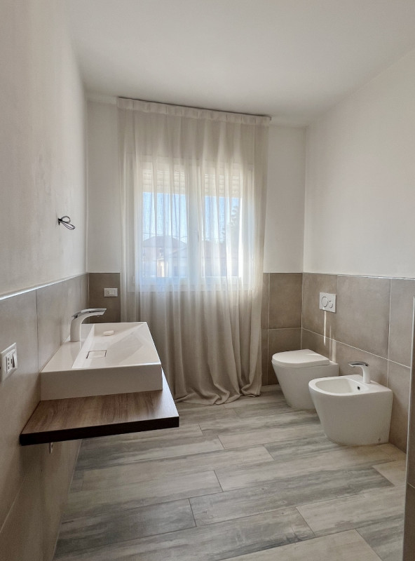 QUADRICAMERE ULTIMO PIANO CON INGRESSO INDIPENDENTE E CORTE ESCLUSIVA IN VENDITA A VICENZA VERSAN...