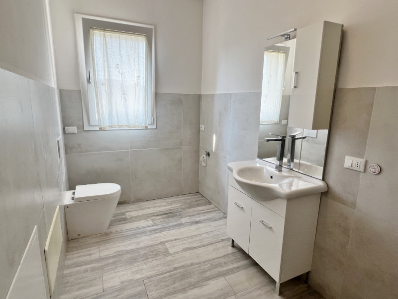 QUADRICAMERE ULTIMO PIANO CON INGRESSO INDIPENDENTE E CORTE ESCLUSIVA IN VENDITA A VICENZA VERSAN...