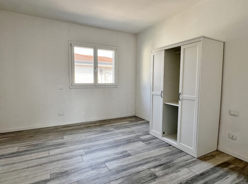 QUADRICAMERE ULTIMO PIANO CON INGRESSO INDIPENDENTE E CORTE ESCLUSIVA IN VENDITA A VICENZA VERSAN...