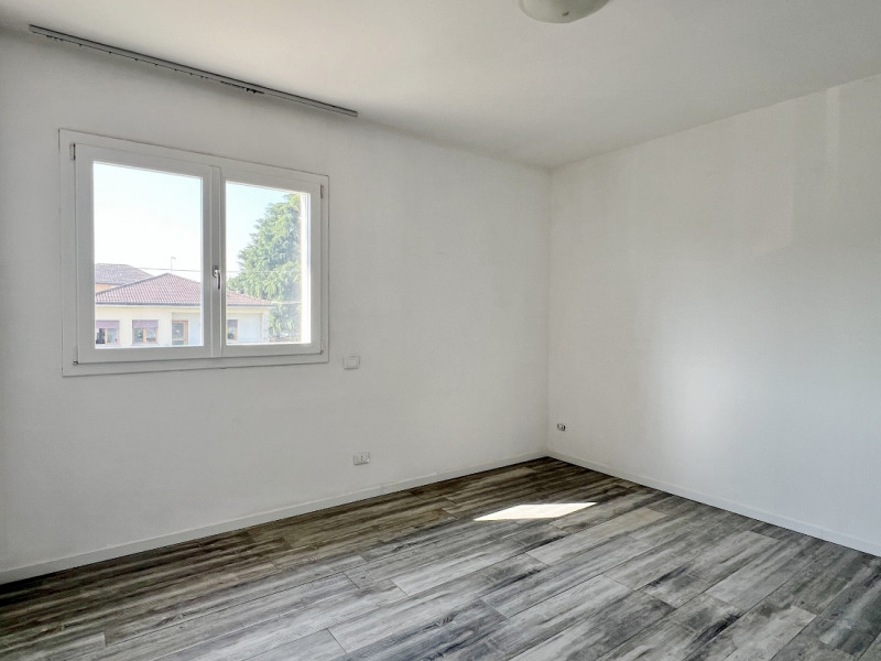 QUADRICAMERE ULTIMO PIANO CON INGRESSO INDIPENDENTE E CORTE ESCLUSIVA IN VENDITA A VICENZA VERSAN...