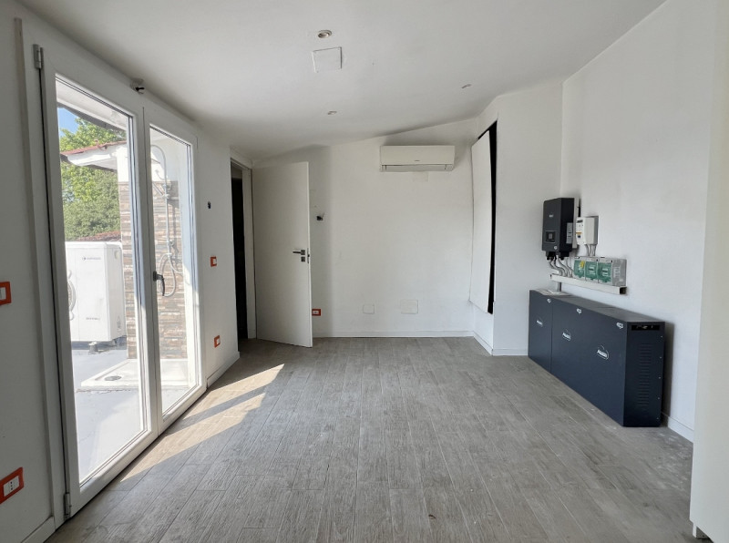 QUADRICAMERE ULTIMO PIANO CON INGRESSO INDIPENDENTE E CORTE ESCLUSIVA IN VENDITA A VICENZA VERSAN...
