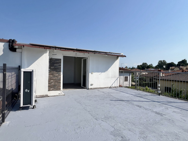 QUADRICAMERE ULTIMO PIANO CON INGRESSO INDIPENDENTE E CORTE ESCLUSIVA IN VENDITA A VICENZA VERSAN...
