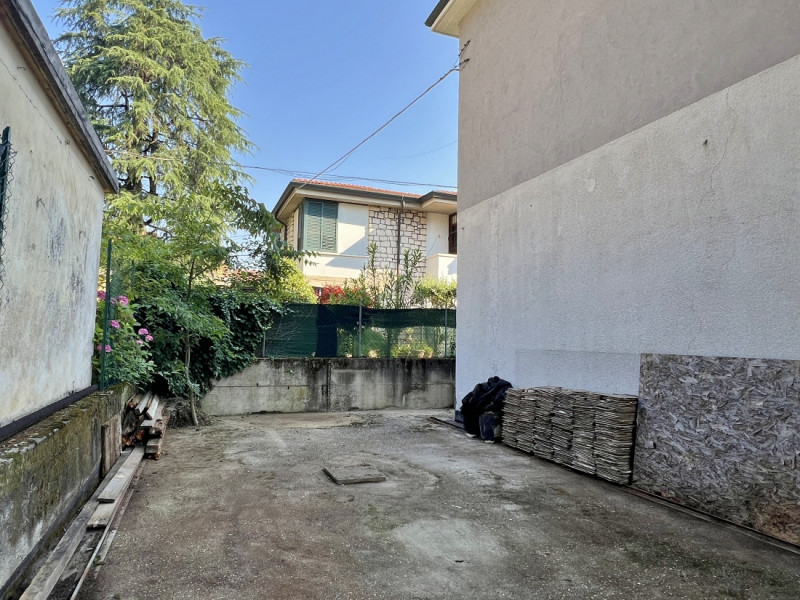 QUADRICAMERE ULTIMO PIANO CON INGRESSO INDIPENDENTE E CORTE ESCLUSIVA IN VENDITA A VICENZA VERSAN...
