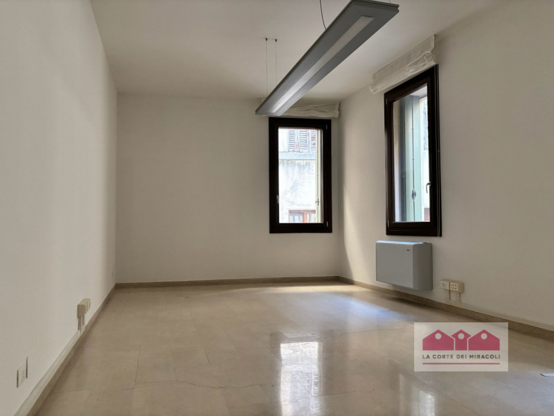 CENTRO STORICO: UFFICIO DI 140 MQ., PIANO PRIMO CON ASCENSORE, QUATTRO VANI, DUE BAGNI. RISCALDAM...