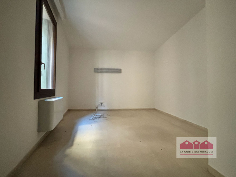 CENTRO STORICO: UFFICIO DI 140 MQ., PIANO PRIMO CON ASCENSORE, QUATTRO VANI, DUE BAGNI. RISCALDAM...