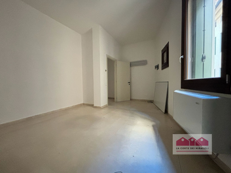 CENTRO STORICO: UFFICIO DI 140 MQ., PIANO PRIMO CON ASCENSORE, QUATTRO VANI, DUE BAGNI. RISCALDAM...