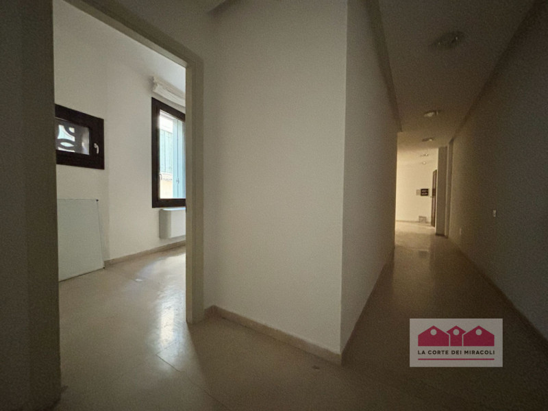 CENTRO STORICO: UFFICIO DI 140 MQ., PIANO PRIMO CON ASCENSORE, QUATTRO VANI, DUE BAGNI. RISCALDAM...
