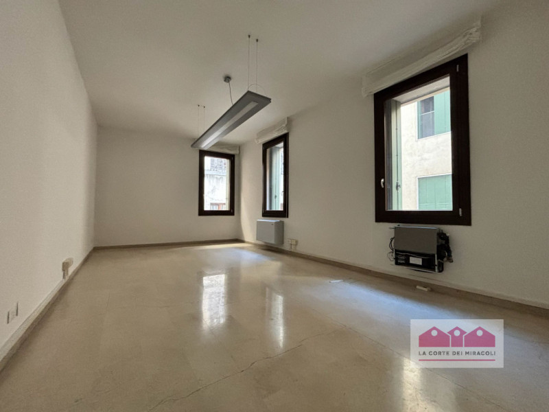 CENTRO STORICO: UFFICIO DI 140 MQ., PIANO PRIMO CON ASCENSORE, QUATTRO VANI, DUE BAGNI. RISCALDAM...