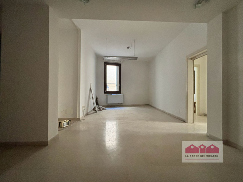 CENTRO STORICO: UFFICIO DI 140 MQ., PIANO PRIMO CON ASCENSORE, QUATTRO VANI, DUE BAGNI. RISCALDAM...