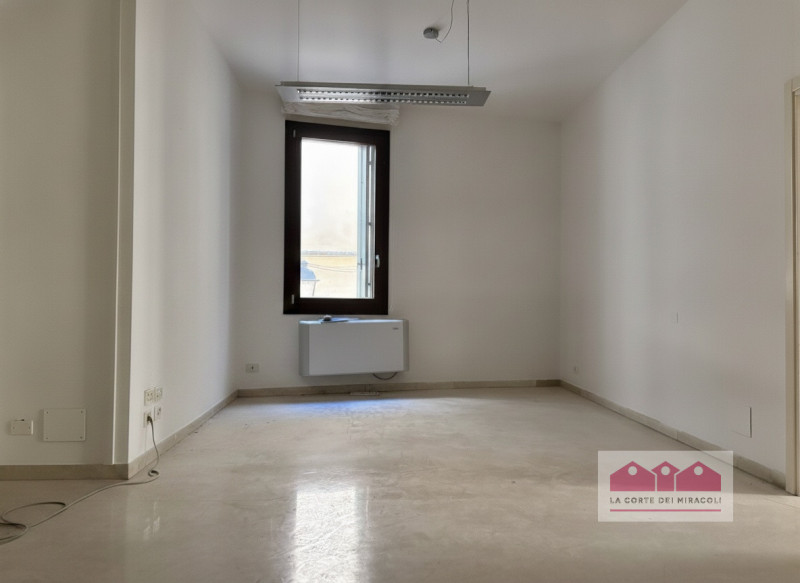 CENTRO STORICO: UFFICIO DI 140 MQ., PIANO PRIMO CON ASCENSORE, QUATTRO VANI, DUE BAGNI. RISCALDAM...
