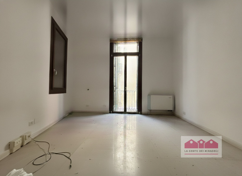 CENTRO STORICO: UFFICIO DI 140 MQ., PIANO PRIMO CON ASCENSORE, QUATTRO VANI, DUE BAGNI. RISCALDAM...