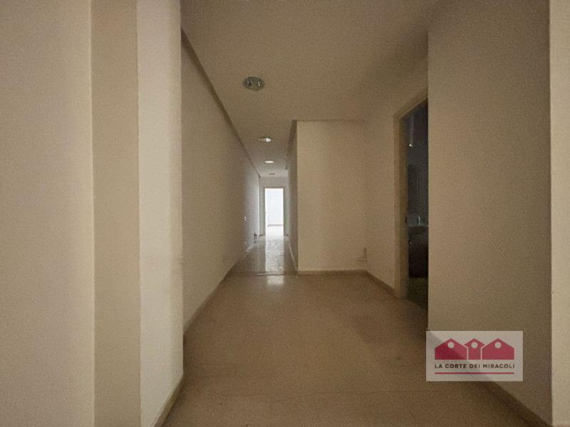 CENTRO STORICO: UFFICIO DI 140 MQ., PIANO PRIMO CON ASCENSORE, QUATTRO VANI, DUE BAGNI. RISCALDAM...